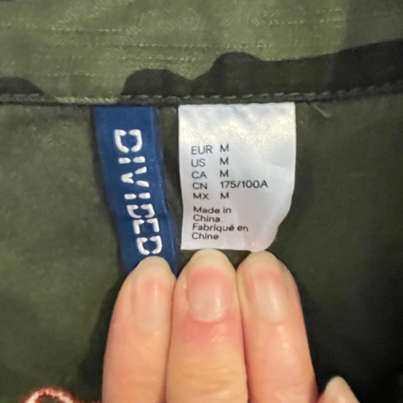 H&M’s Divided Camo shirt Men’s. - Picture 2 of 3